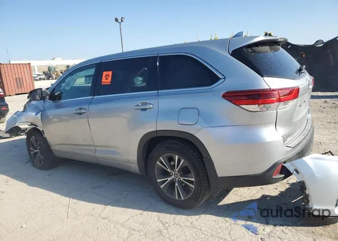 2017 Toyota Highlander Le z USA, uszkodzony, nr VIN 5TDBZRFH2HS456140